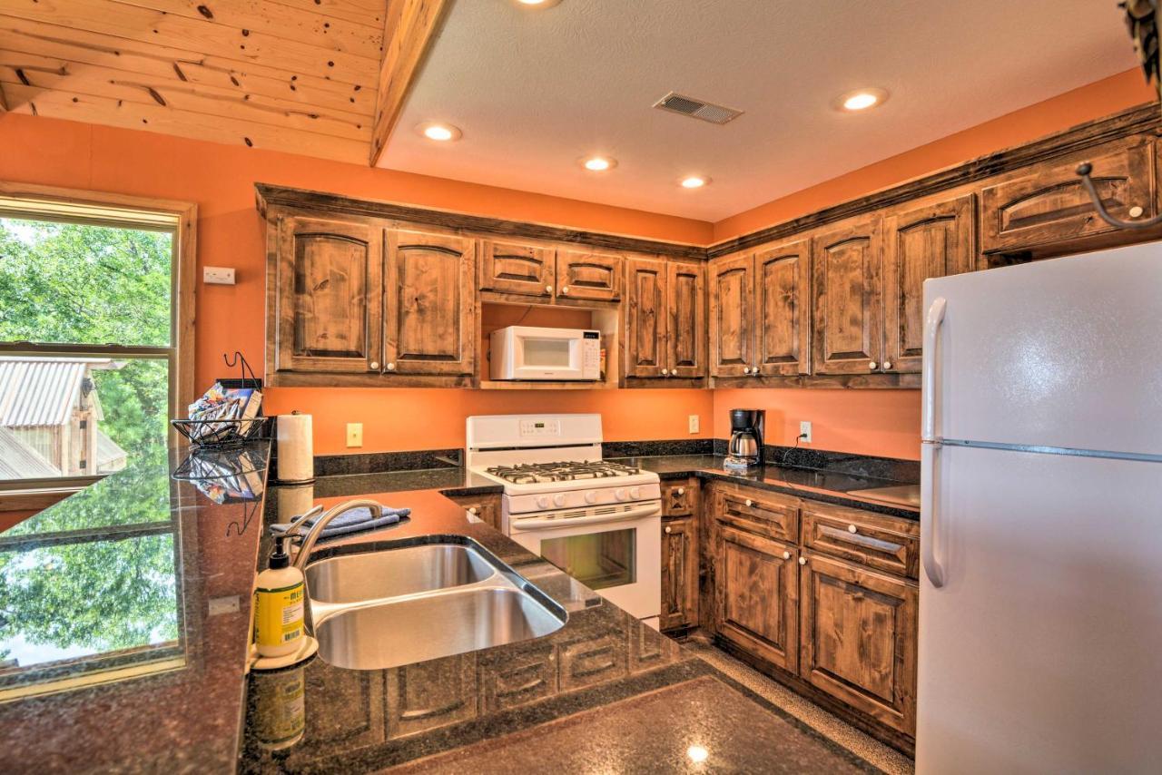 Spacious Log Cabin With Fire Pit And Game Room! 유레카 스프링스 외부 사진