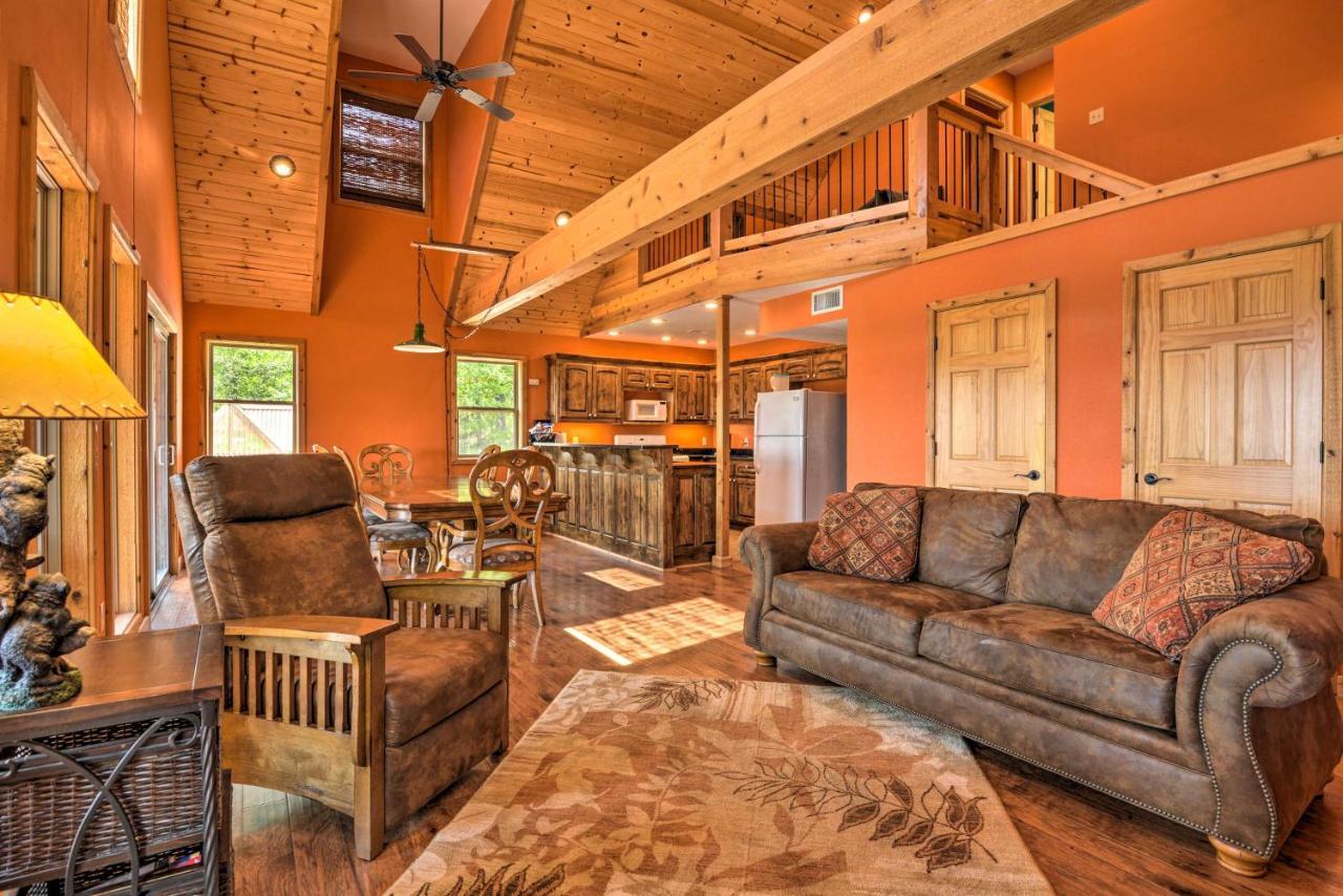 Spacious Log Cabin With Fire Pit And Game Room! 유레카 스프링스 외부 사진